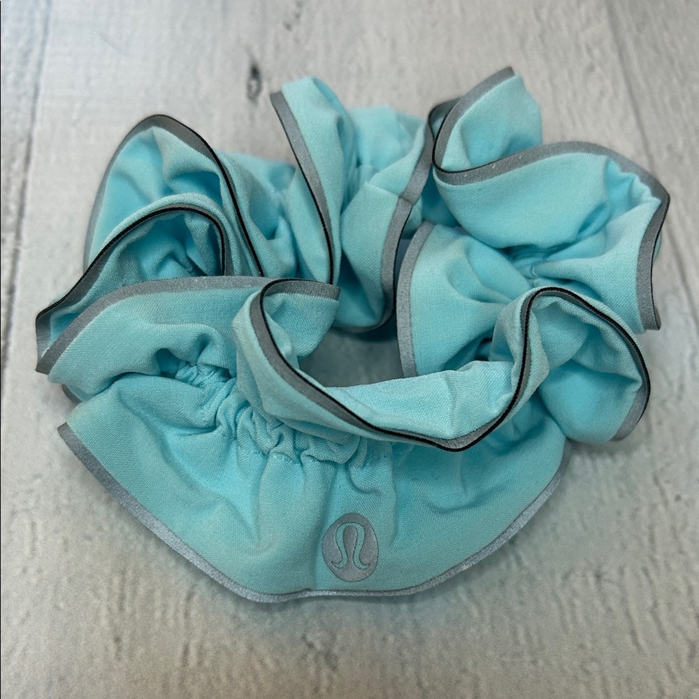 Lululemon Light Locks‎ Scrunchie *Reflective
Sea Frost Turquoise Blue